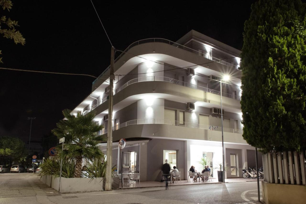 Adria Beach Hotel Alba Adriatica Exterior photo
