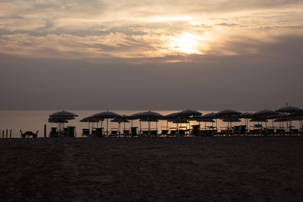 Adria Beach Hotel Alba Adriatica Exterior photo