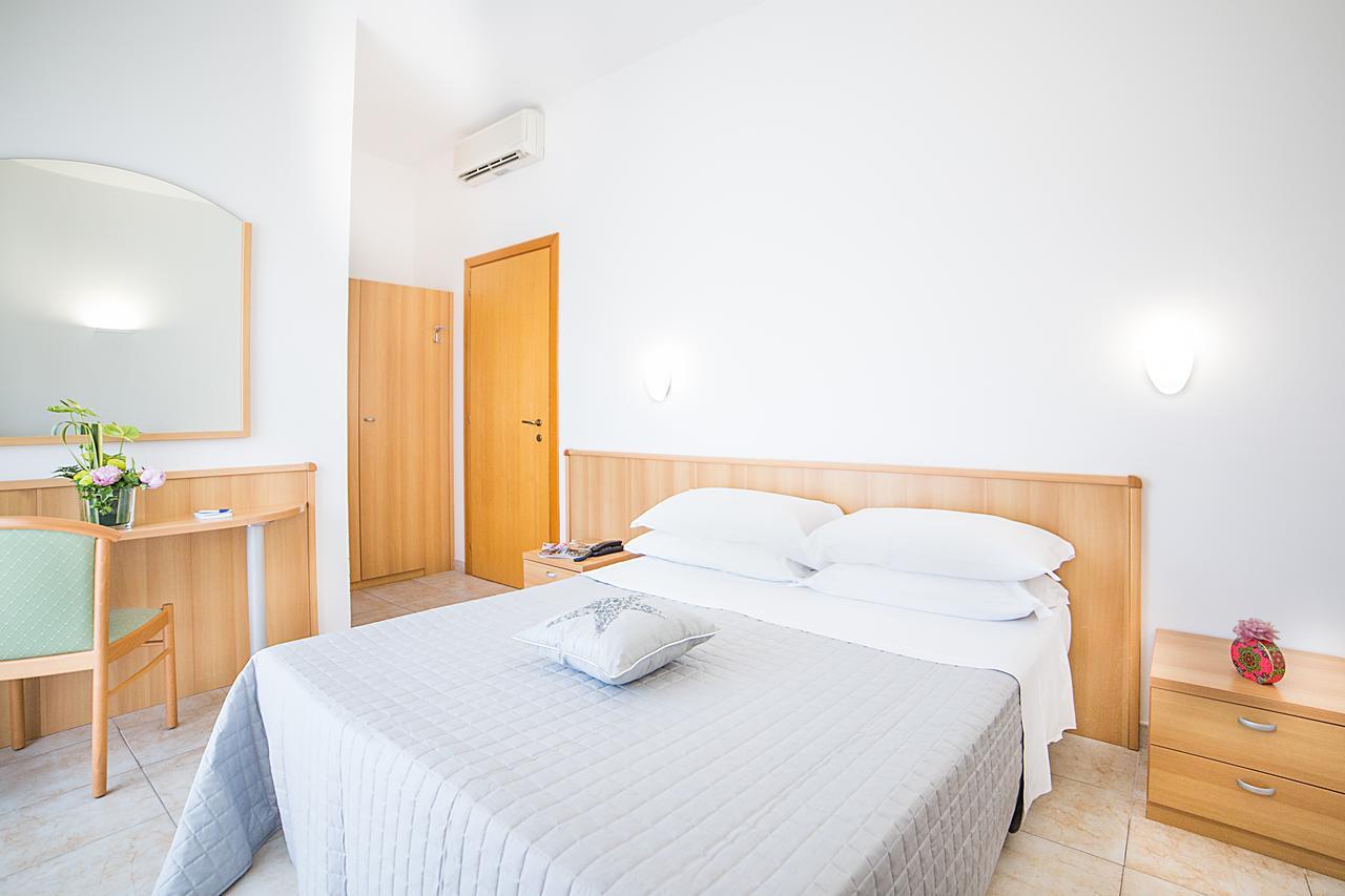 Adria Beach Hotel Alba Adriatica Exterior photo